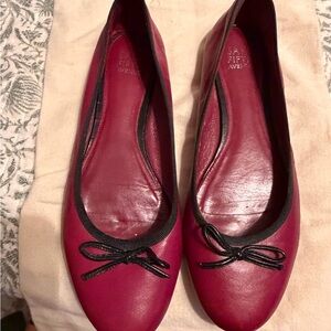 Saks Fifth Avenue Burgundy Flats with Black Trim - size 8